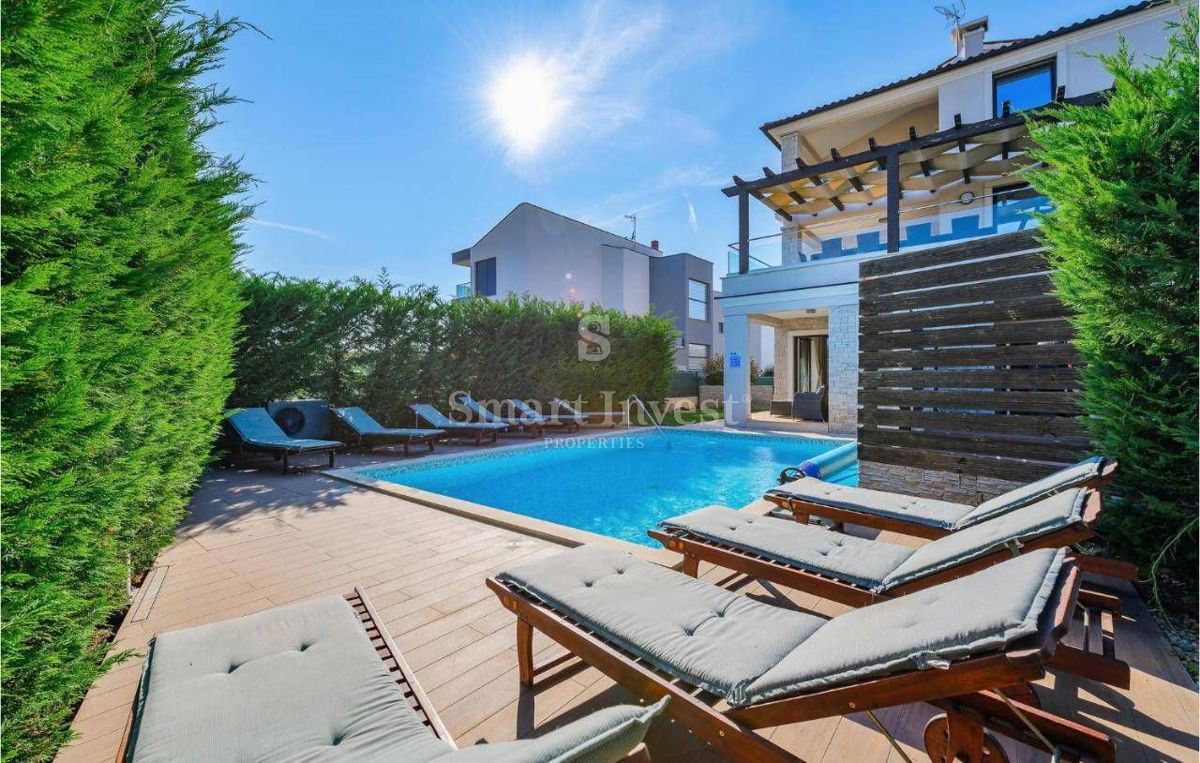ISTRIA - FAŽANA, VILLA WITH 3 APARTMENTS NEAR THE SEA
