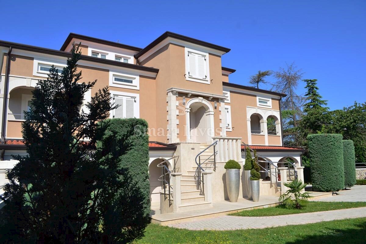 ISTRIA - FUNTANA, Beautiful villa with pool and 10 apartments near the sea! 