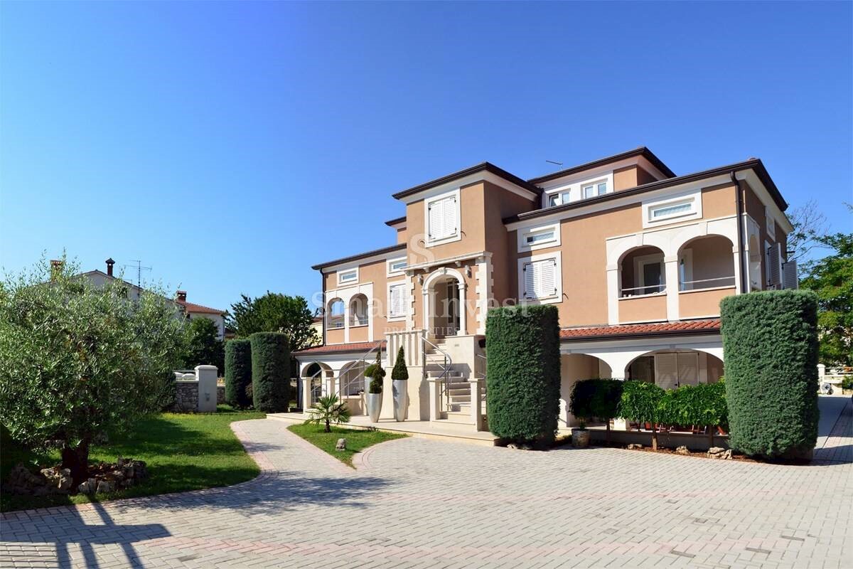 ISTRIA - FUNTANA, Beautiful villa with pool and 10 apartments near the sea! 