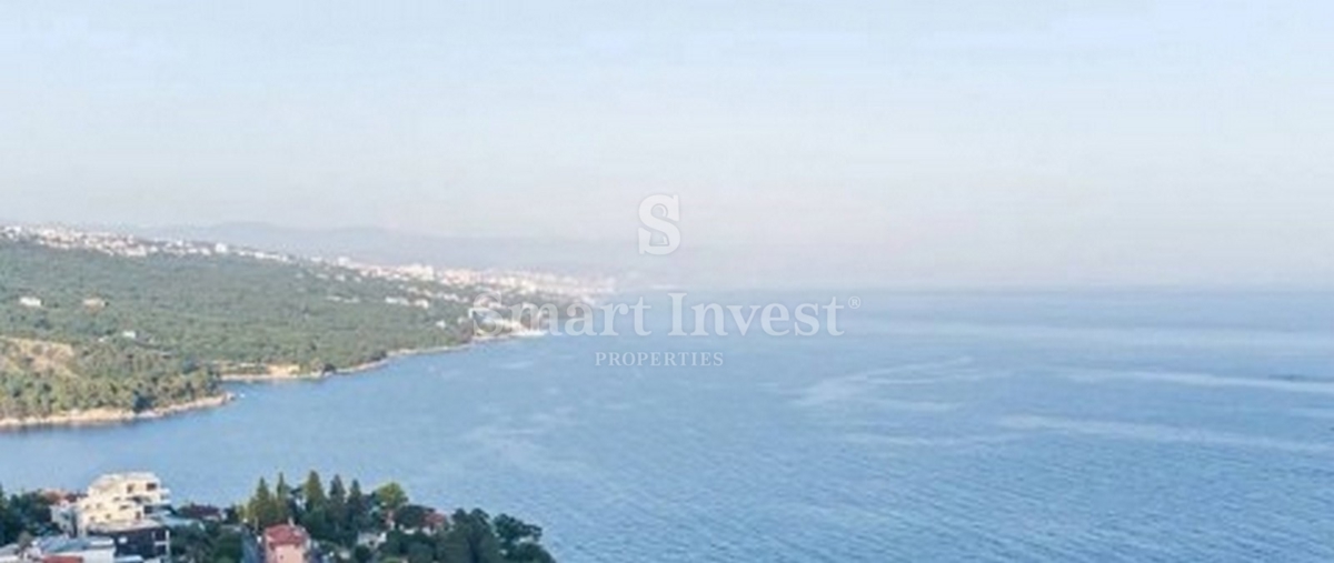 OPATIJA - VOLOSKO, prenovljeno stanovanje z vrtom, bazenom in parkiriščem