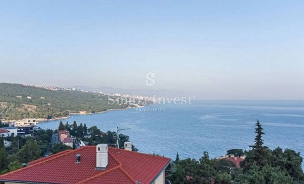 OPATIJA - VOLOSKO, prenovljeno stanovanje z vrtom, bazenom in parkiriščem