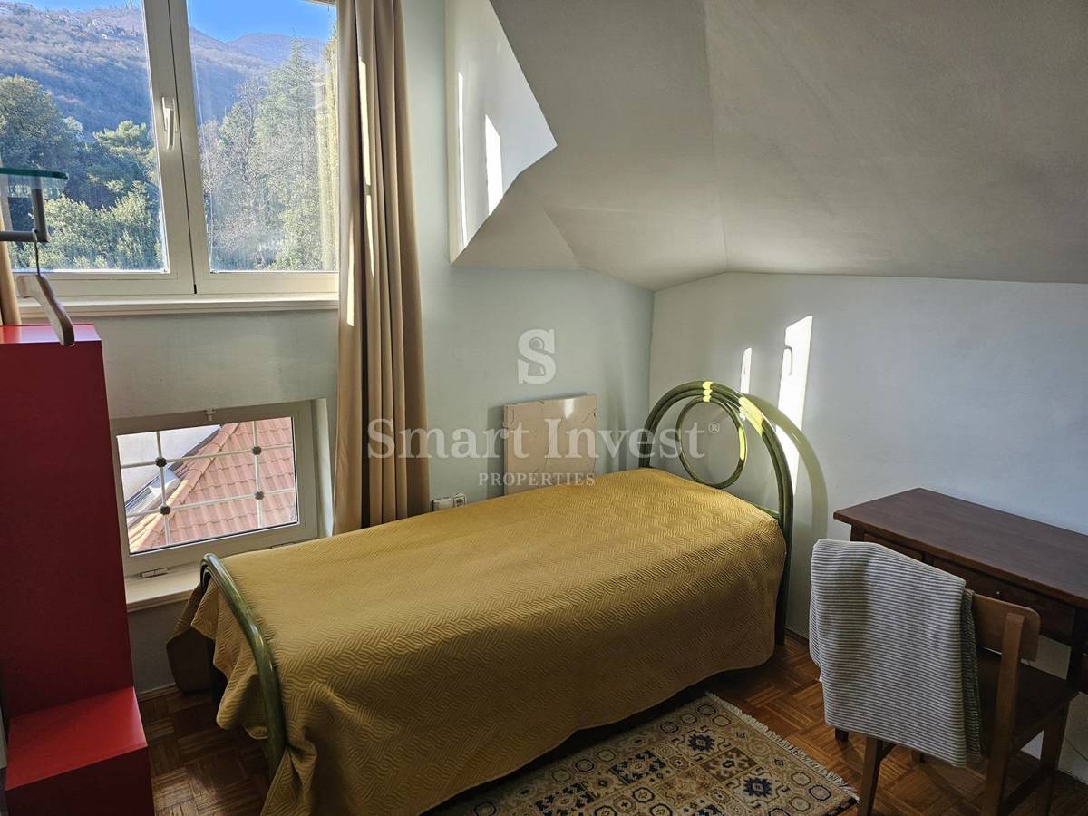 OPATIJA, dva apartmaja s parkiriščem in vrtom blizu morja