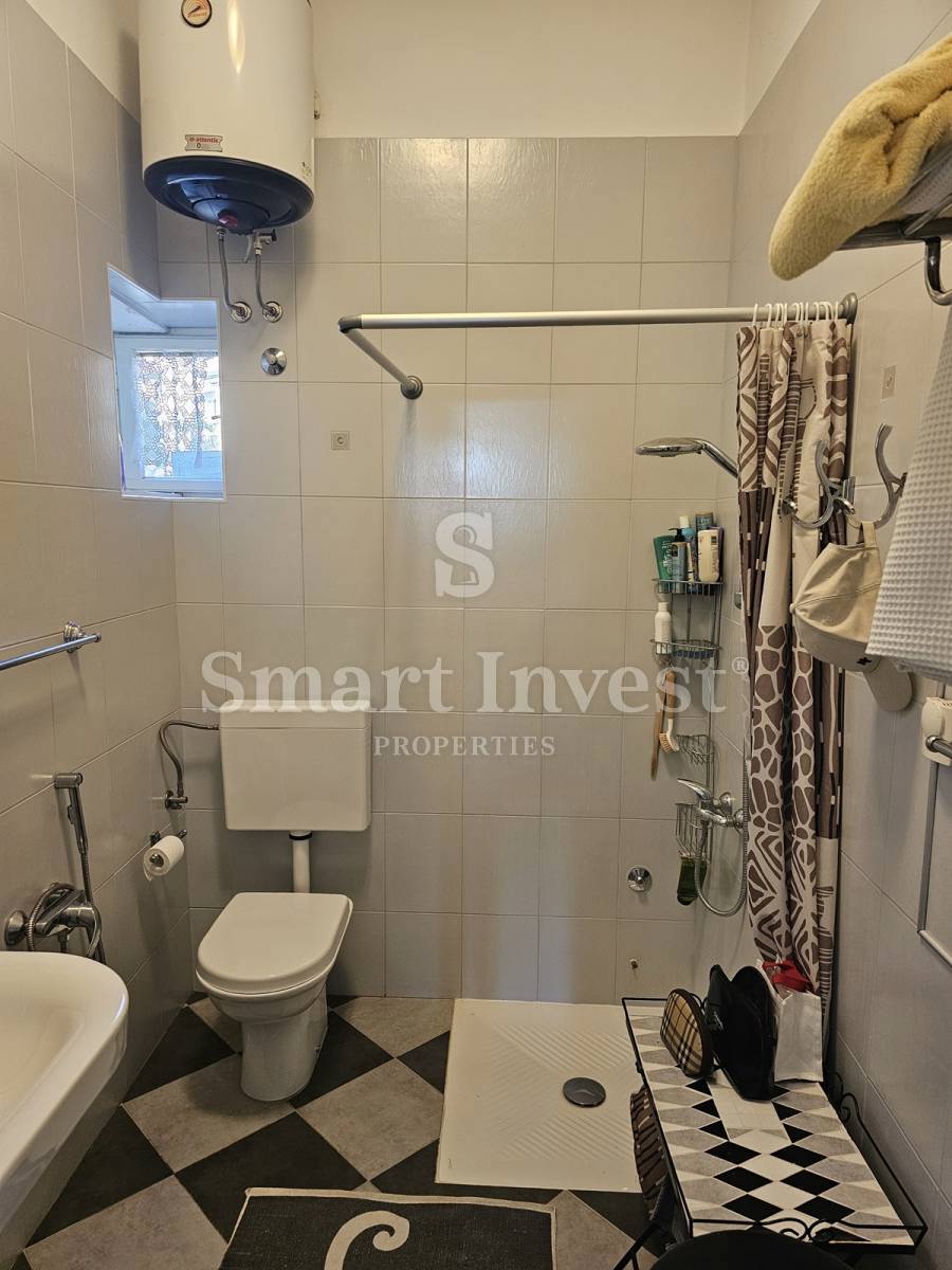 OPATIJA, dva apartmaja s parkiriščem in vrtom blizu morja