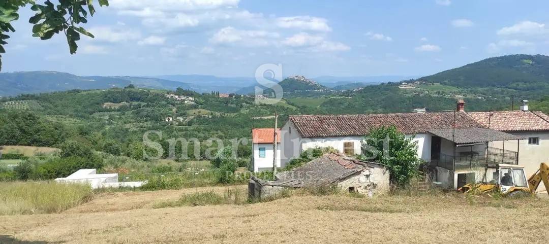ISTRA - MOTOVUN, zemljišče in hiša s pogledom na Motovun