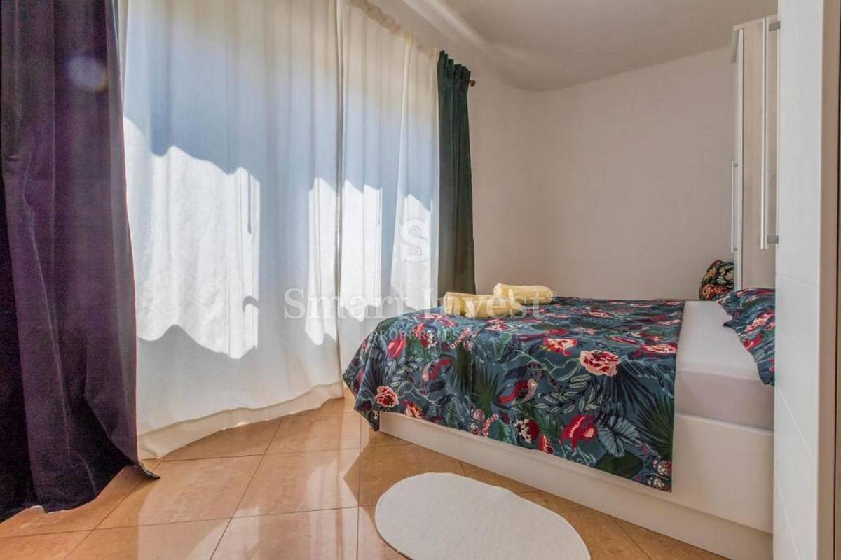 CRIKVENICA, samostojna hiša s 3 apartmaji in bazenom