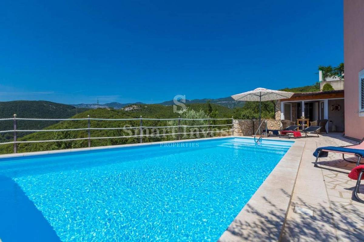 CRIKVENICA, samostojna hiša s 3 apartmaji in bazenom