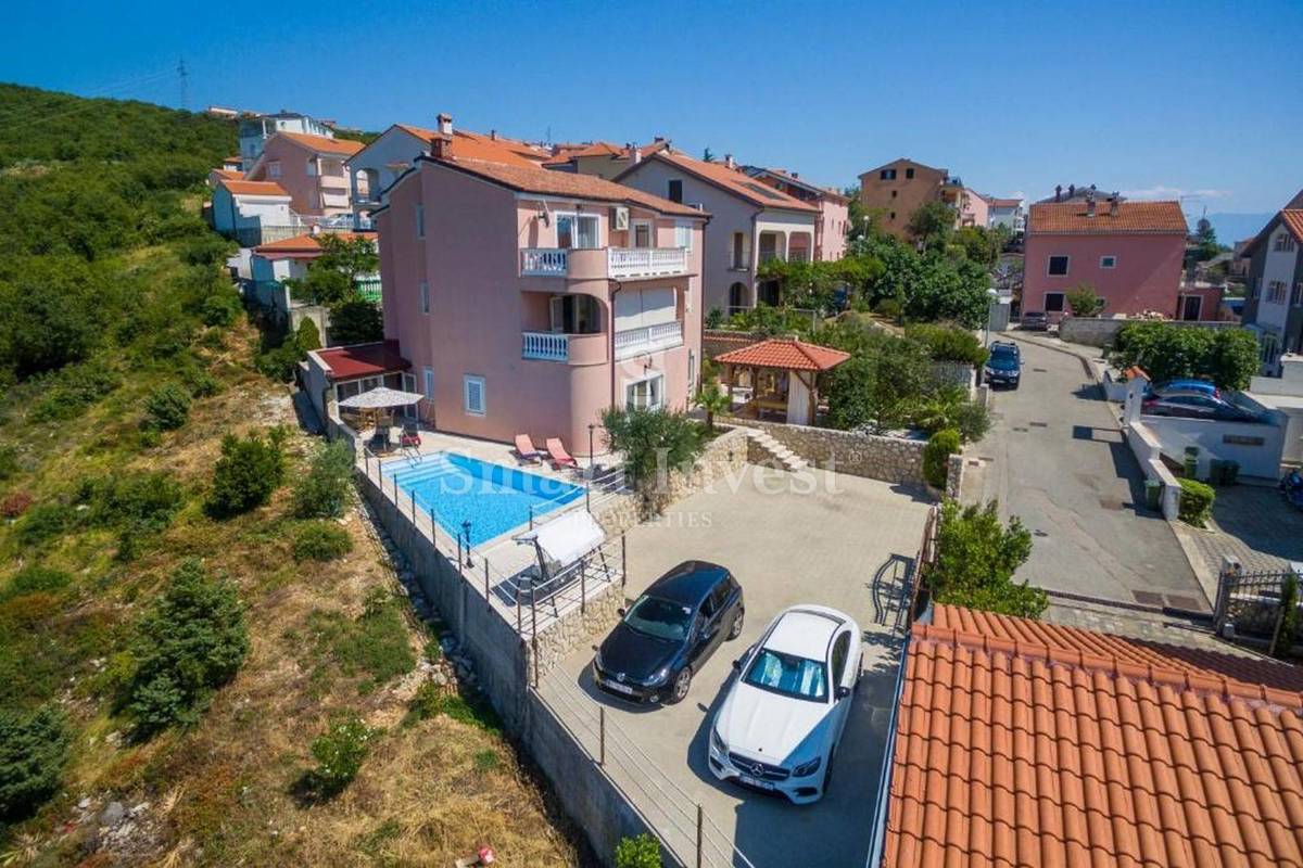 CRIKVENICA, samostojna hiša s 3 apartmaji in bazenom