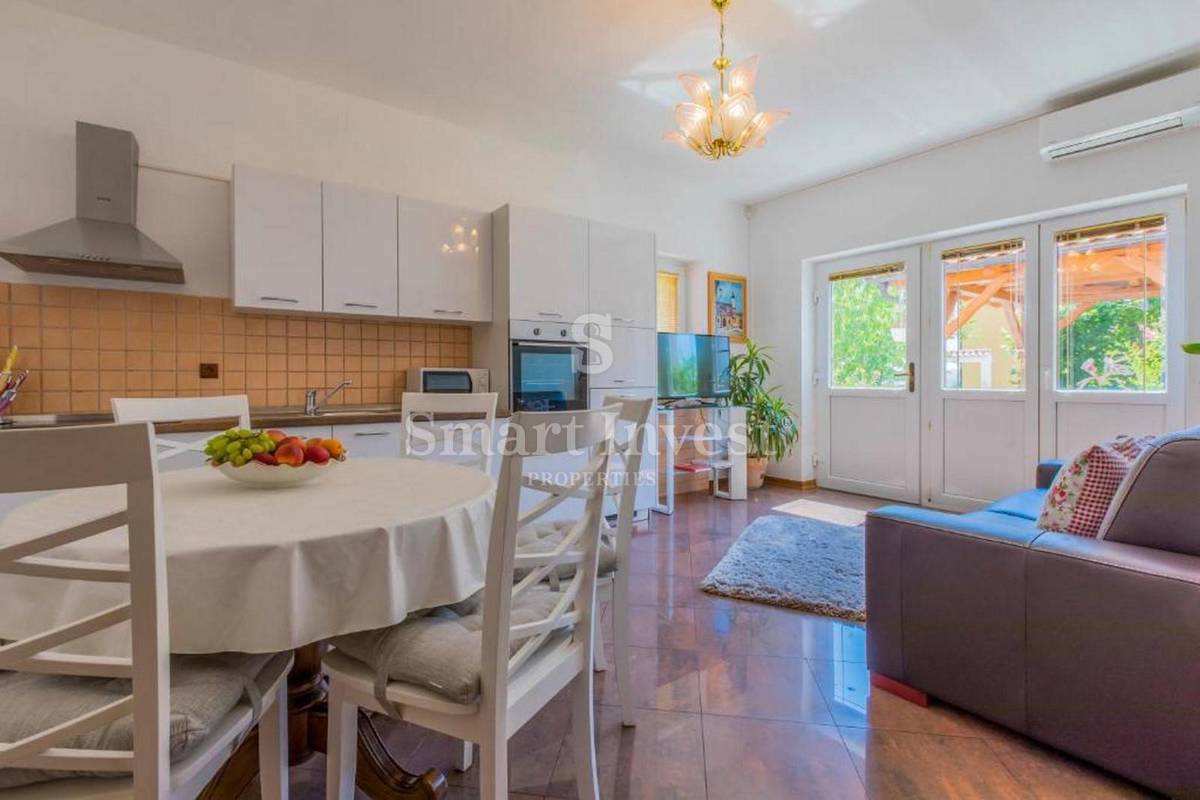 CRIKVENICA, samostojna hiša s 3 apartmaji in bazenom