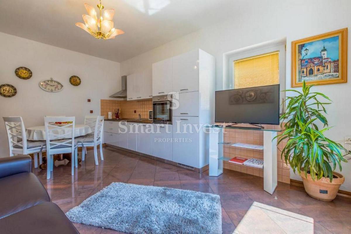 CRIKVENICA, samostojna hiša s 3 apartmaji in bazenom