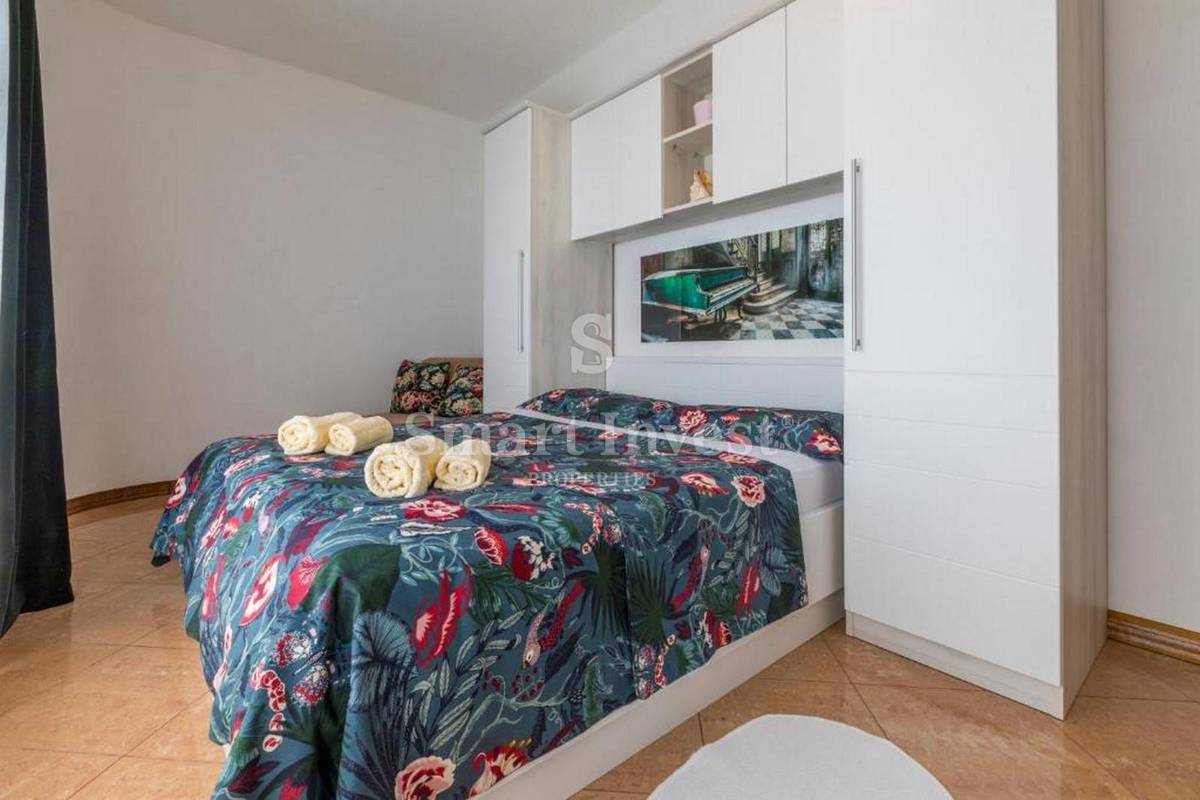 CRIKVENICA, samostojna hiša s 3 apartmaji in bazenom