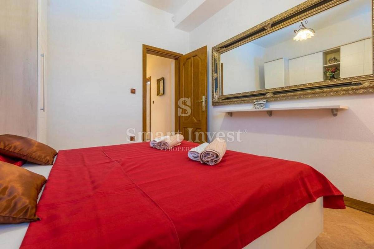 CRIKVENICA, samostojna hiša s 3 apartmaji in bazenom