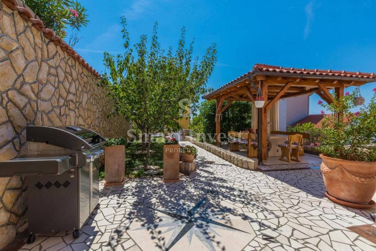 CRIKVENICA, samostojna hiša s 3 apartmaji in bazenom