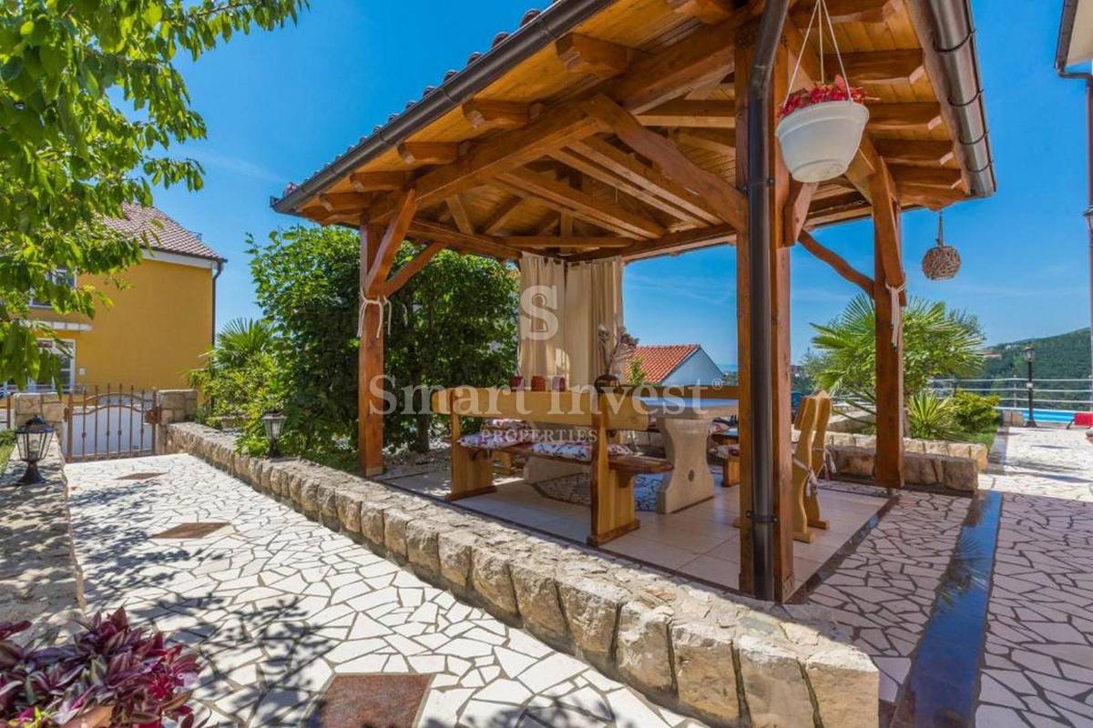CRIKVENICA, samostojna hiša s 3 apartmaji in bazenom