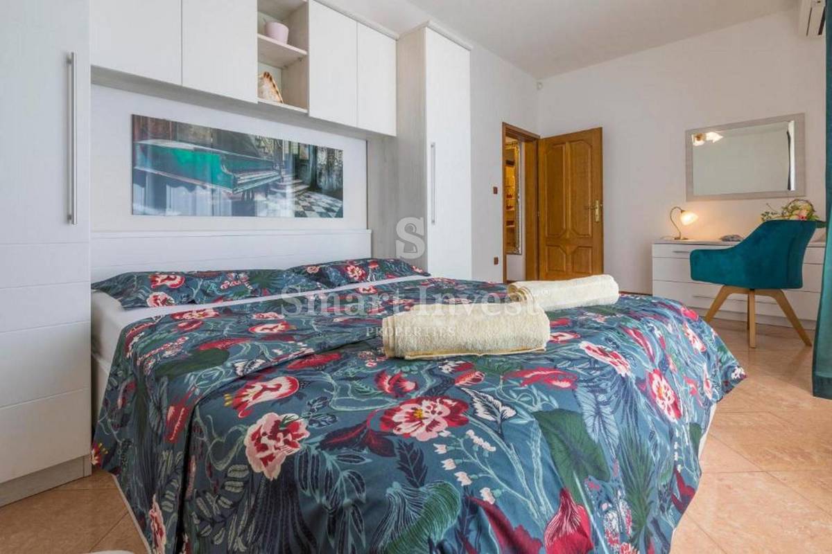 CRIKVENICA, samostojna hiša s 3 apartmaji in bazenom