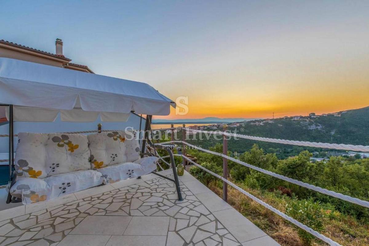 CRIKVENICA, samostojna hiša s 3 apartmaji in bazenom