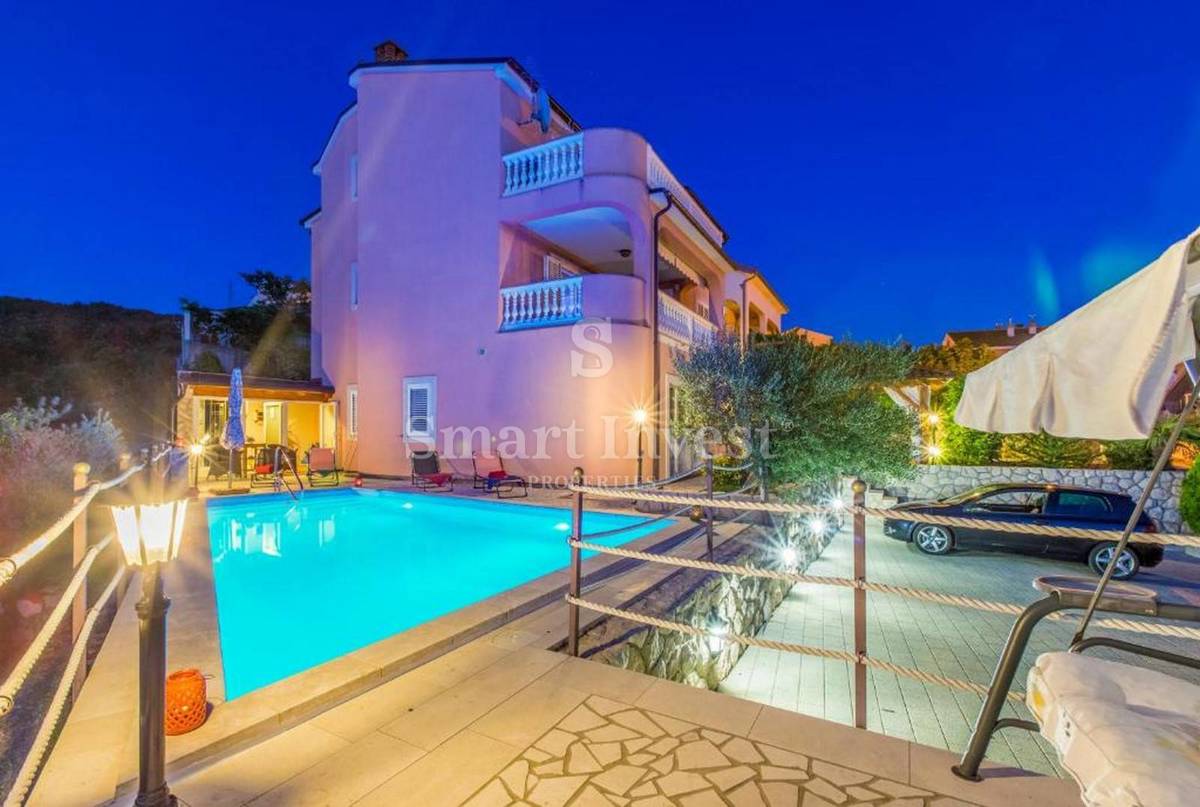 CRIKVENICA, samostojna hiša s 3 apartmaji in bazenom