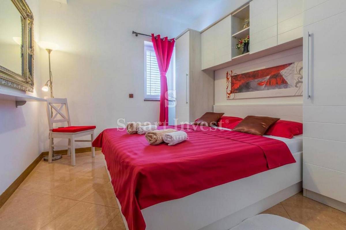 CRIKVENICA, samostojna hiša s 3 apartmaji in bazenom