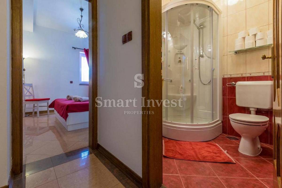 CRIKVENICA, samostojna hiša s 3 apartmaji in bazenom