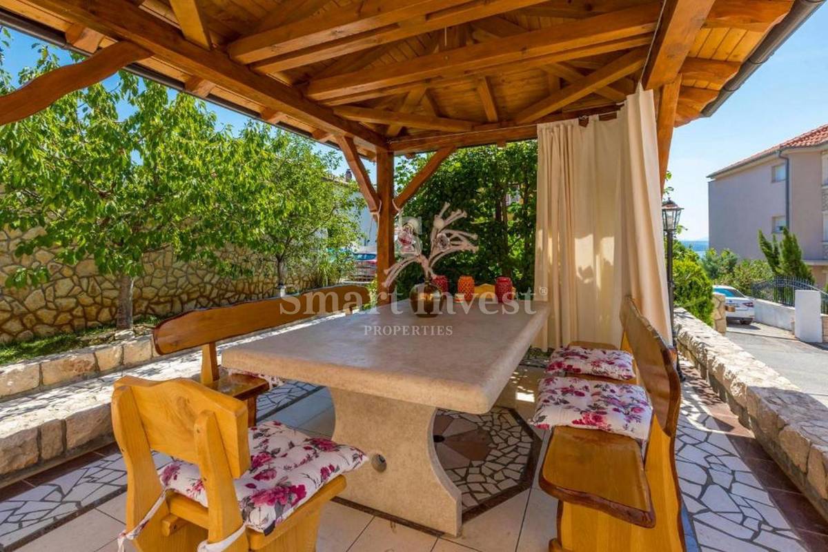CRIKVENICA, samostojna hiša s 3 apartmaji in bazenom