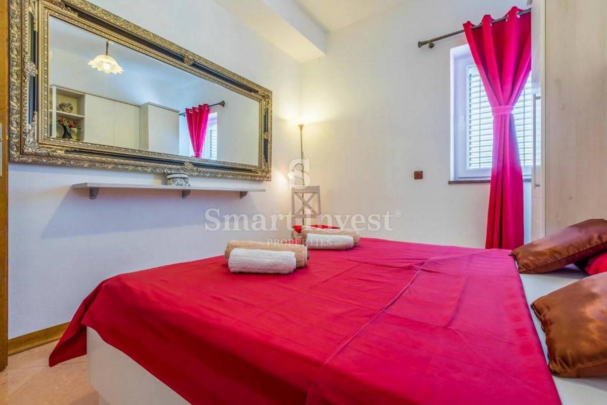 CRIKVENICA, samostojna hiša s 3 apartmaji in bazenom