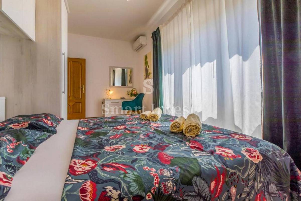 CRIKVENICA, samostojna hiša s 3 apartmaji in bazenom