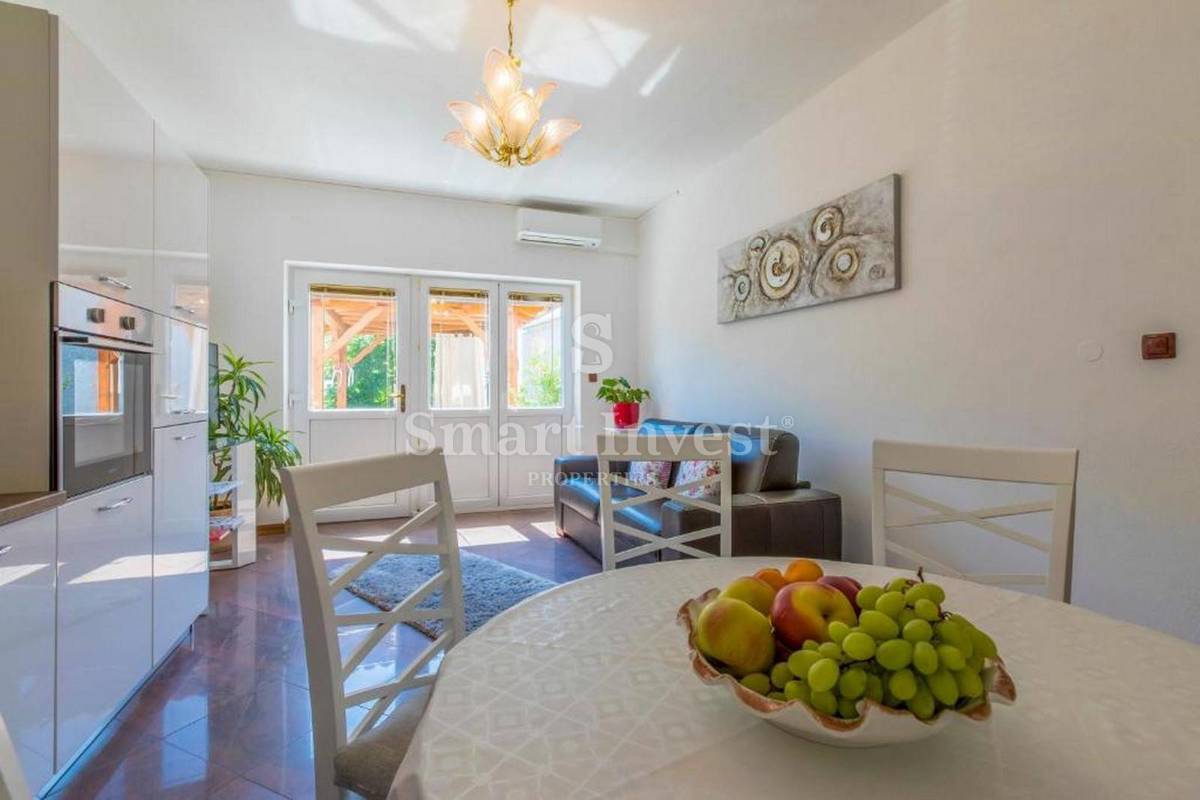 CRIKVENICA, samostojna hiša s 3 apartmaji in bazenom