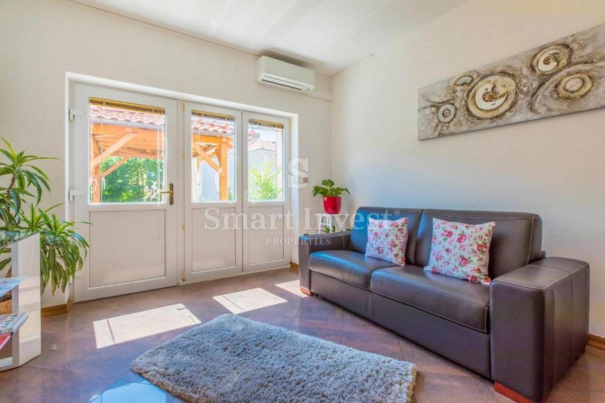 CRIKVENICA, samostojna hiša s 3 apartmaji in bazenom