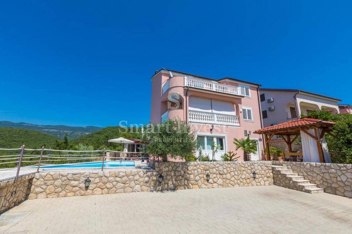 CRIKVENICA, samostojna hiša s 3 apartmaji in bazenom