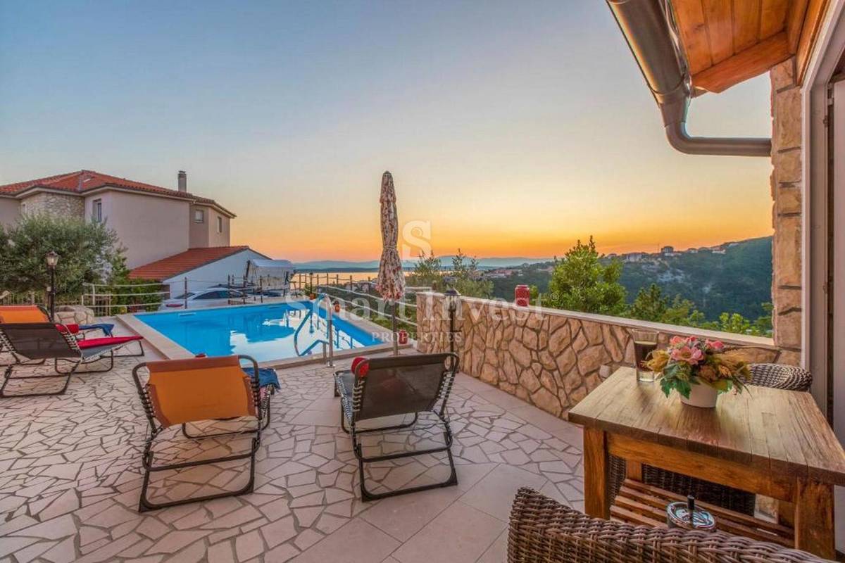 CRIKVENICA, samostojna hiša s 3 apartmaji in bazenom