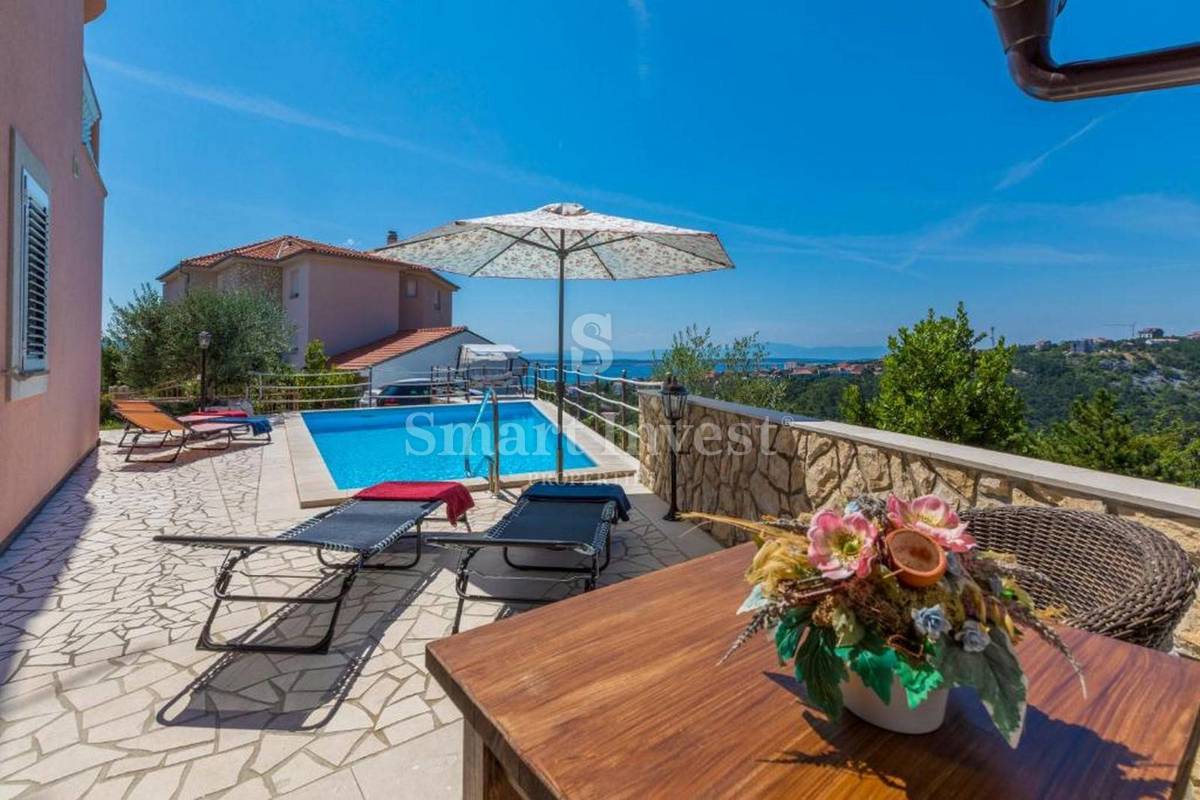 CRIKVENICA, samostojna hiša s 3 apartmaji in bazenom