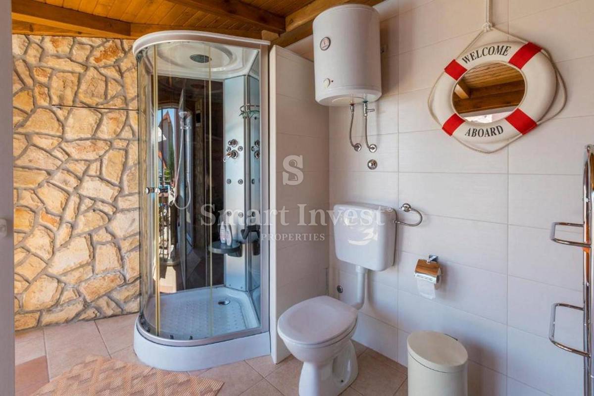 CRIKVENICA, samostojna hiša s 3 apartmaji in bazenom
