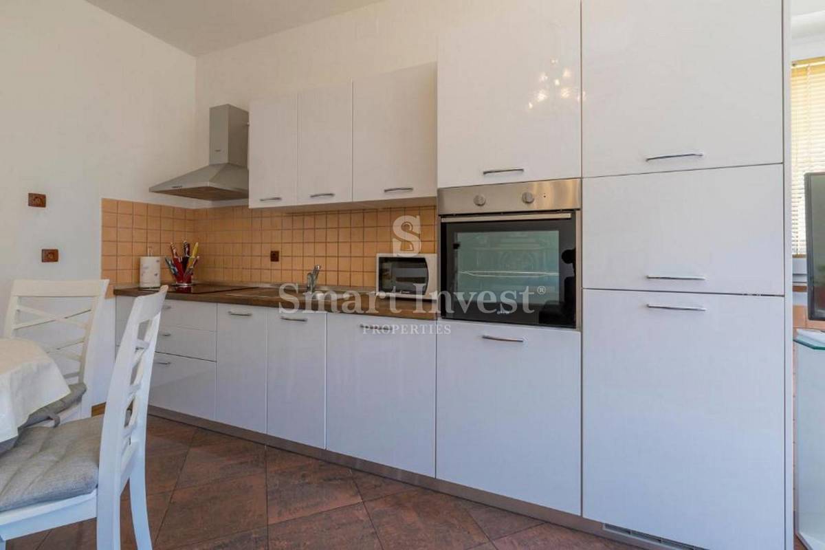 CRIKVENICA, samostojna hiša s 3 apartmaji in bazenom