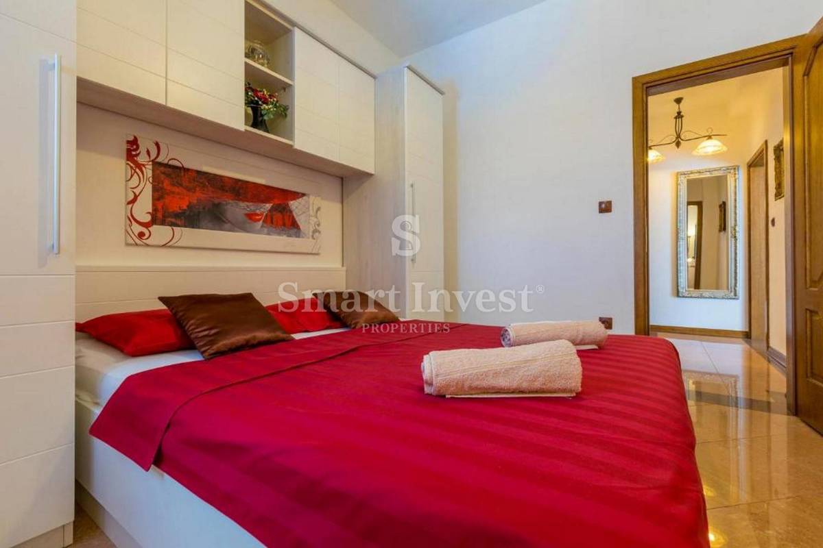 CRIKVENICA, samostojna hiša s 3 apartmaji in bazenom