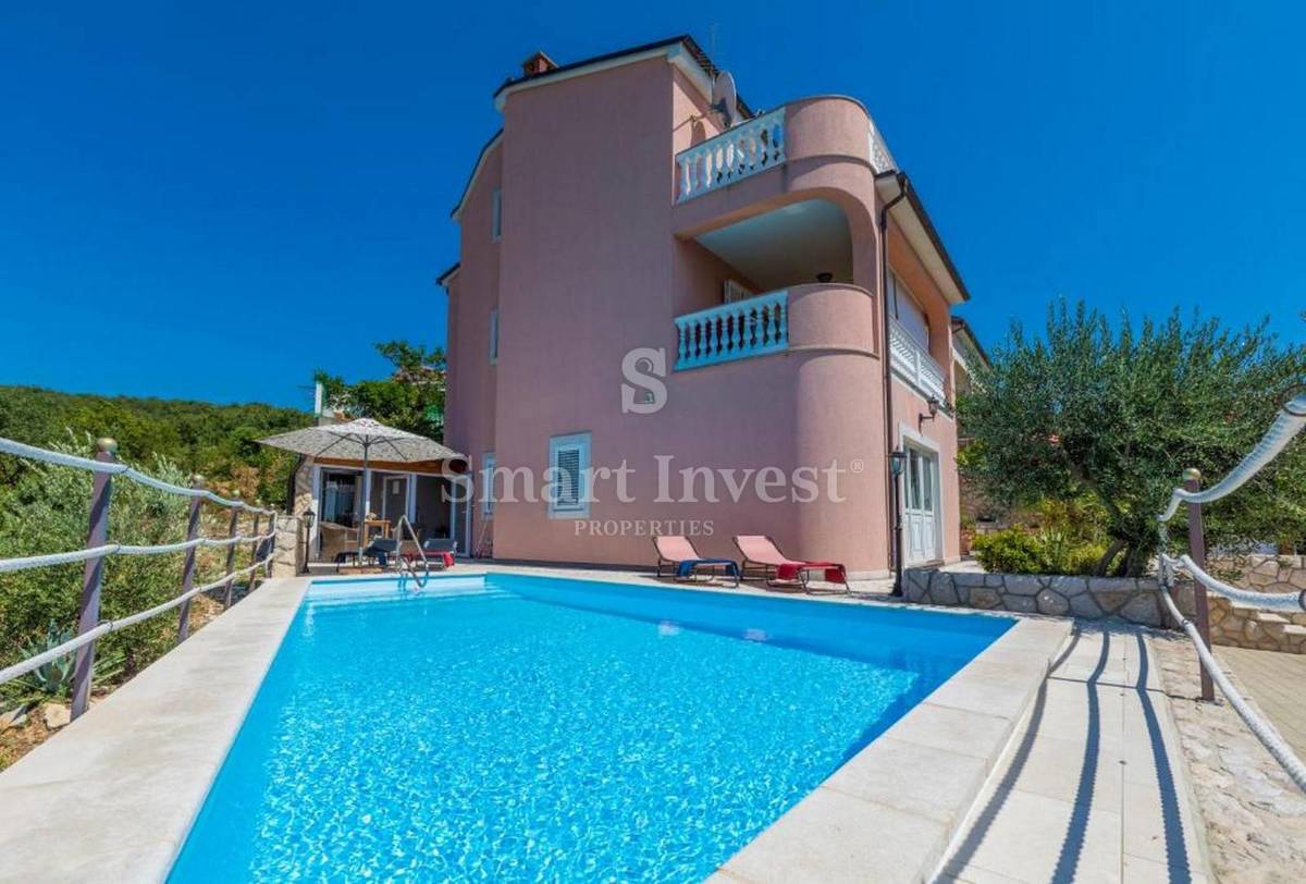 CRIKVENICA, samostojna hiša s 3 apartmaji in bazenom
