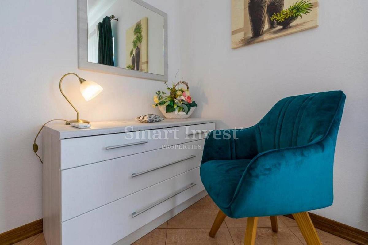 CRIKVENICA, samostojna hiša s 3 apartmaji in bazenom