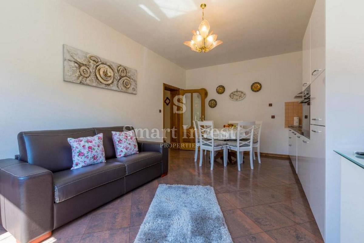 CRIKVENICA, samostojna hiša s 3 apartmaji in bazenom