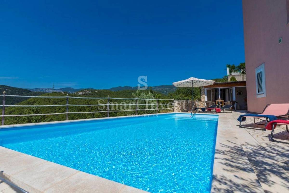 CRIKVENICA, samostojna hiša s 3 apartmaji in bazenom