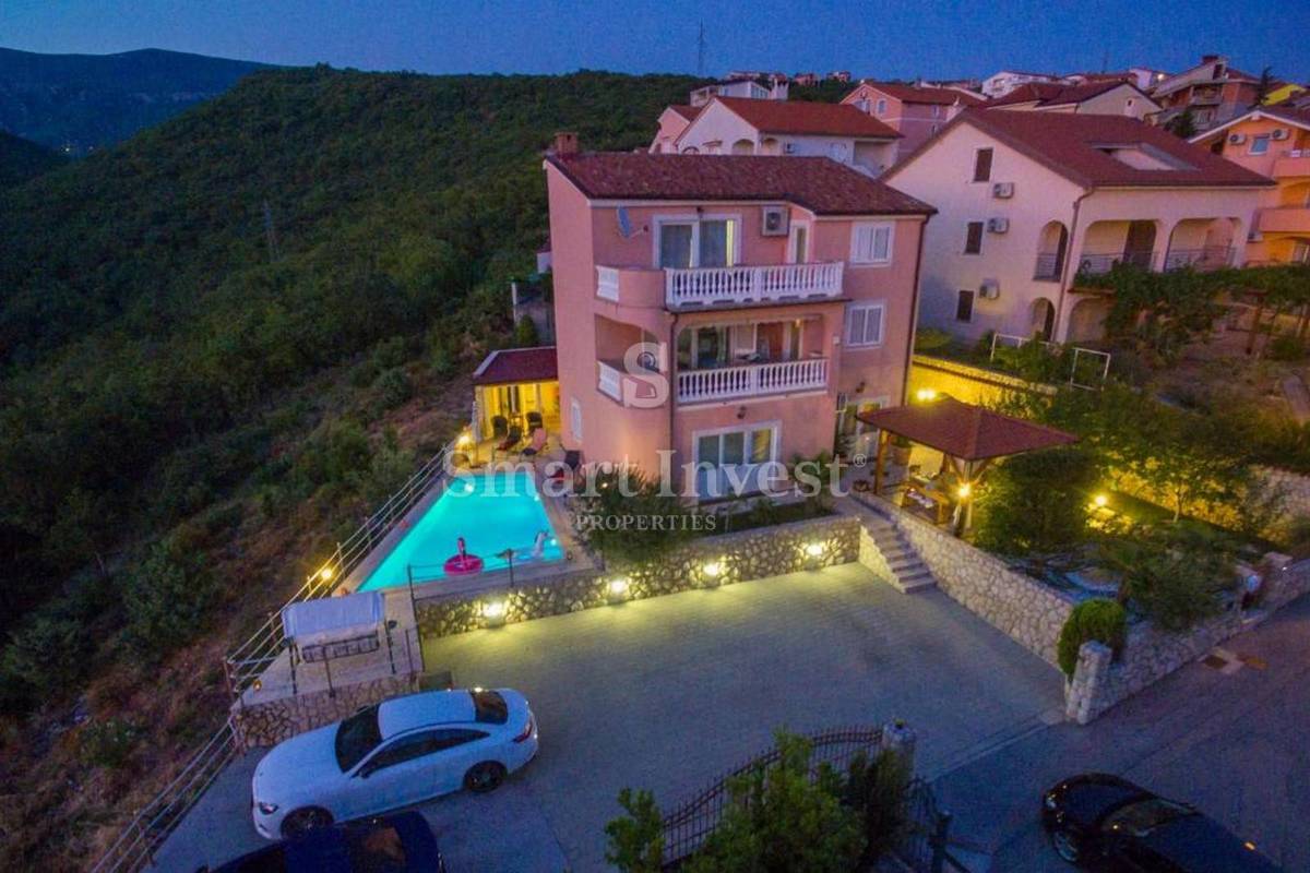 CRIKVENICA, samostojna hiša s 3 apartmaji in bazenom