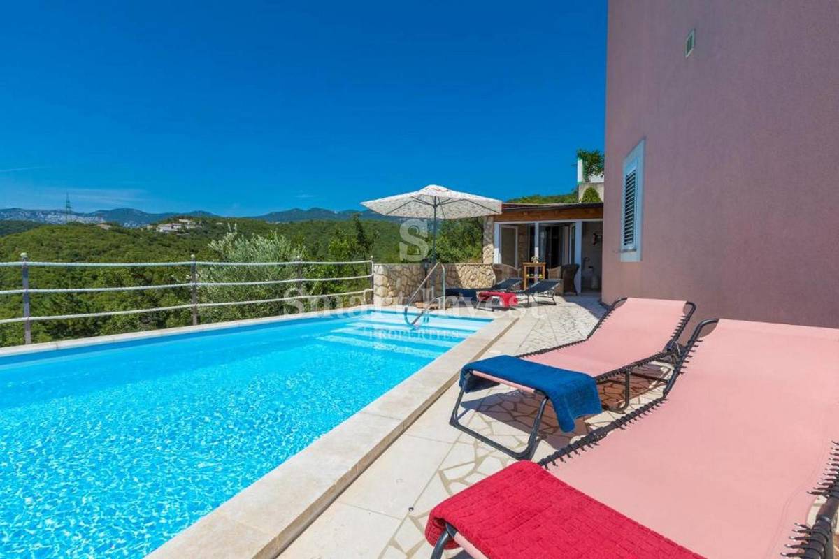 CRIKVENICA, samostojna hiša s 3 apartmaji in bazenom