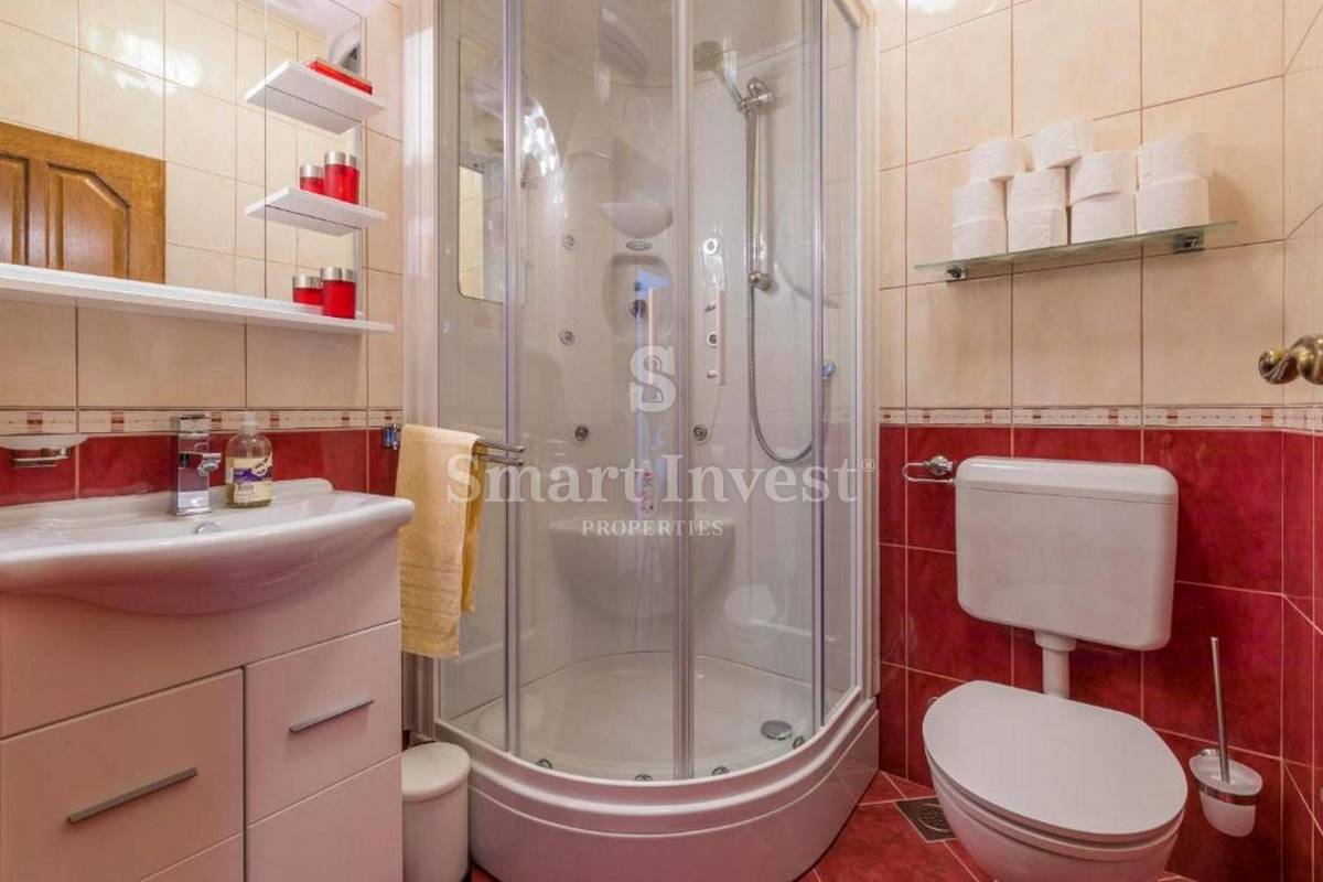 CRIKVENICA, samostojna hiša s 3 apartmaji in bazenom