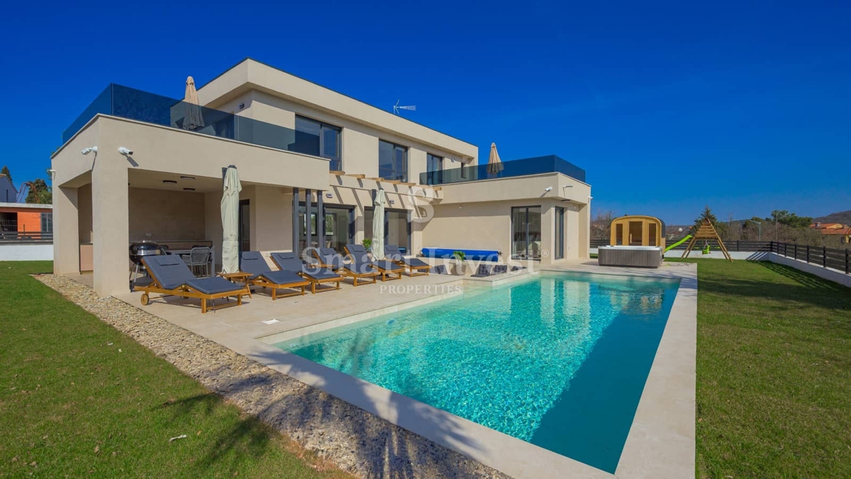 ROVINJ, moderna vila z bazenom in savno, obdana z zelenjem