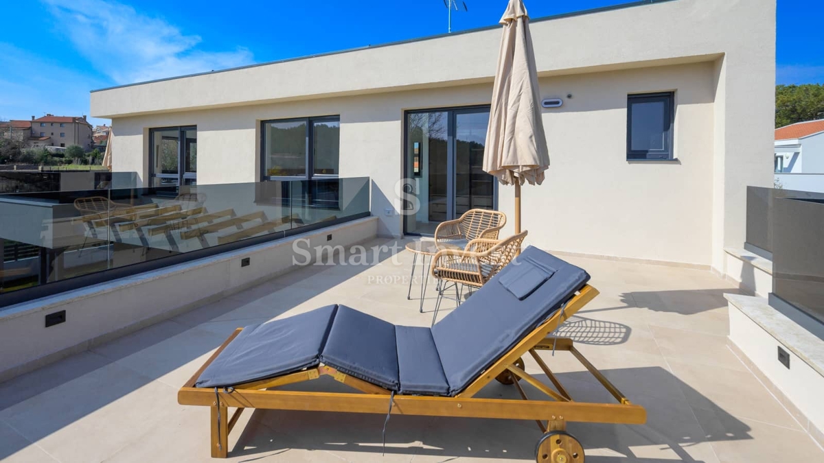 ROVINJ, moderna vila z bazenom in savno, obdana z zelenjem