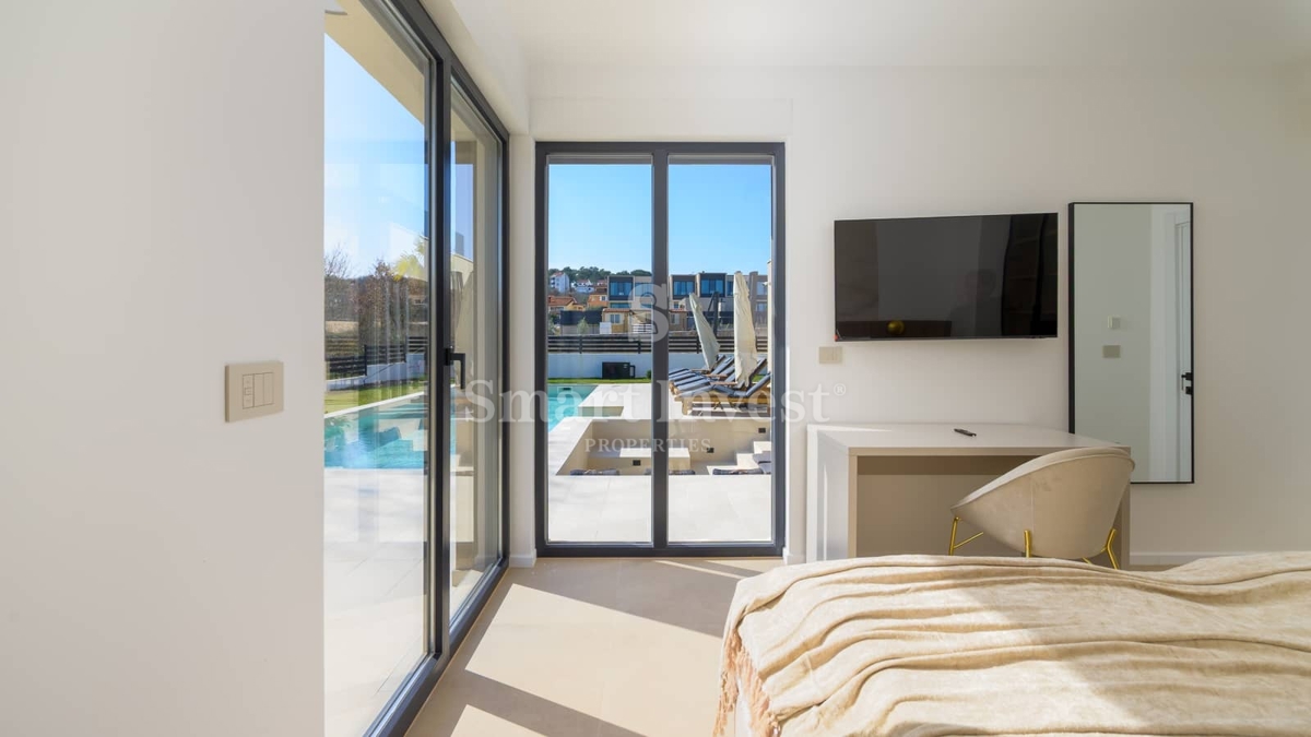 ROVINJ, moderna vila z bazenom in savno, obdana z zelenjem