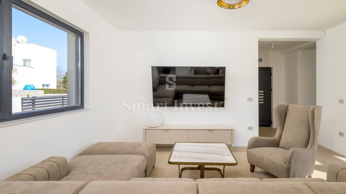 ROVINJ, moderna vila z bazenom in savno, obdana z zelenjem