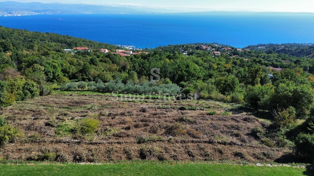 IČIĆI - POLJANE, zemljišče z gradbenim dovoljenjem za 3 vile z bazeni