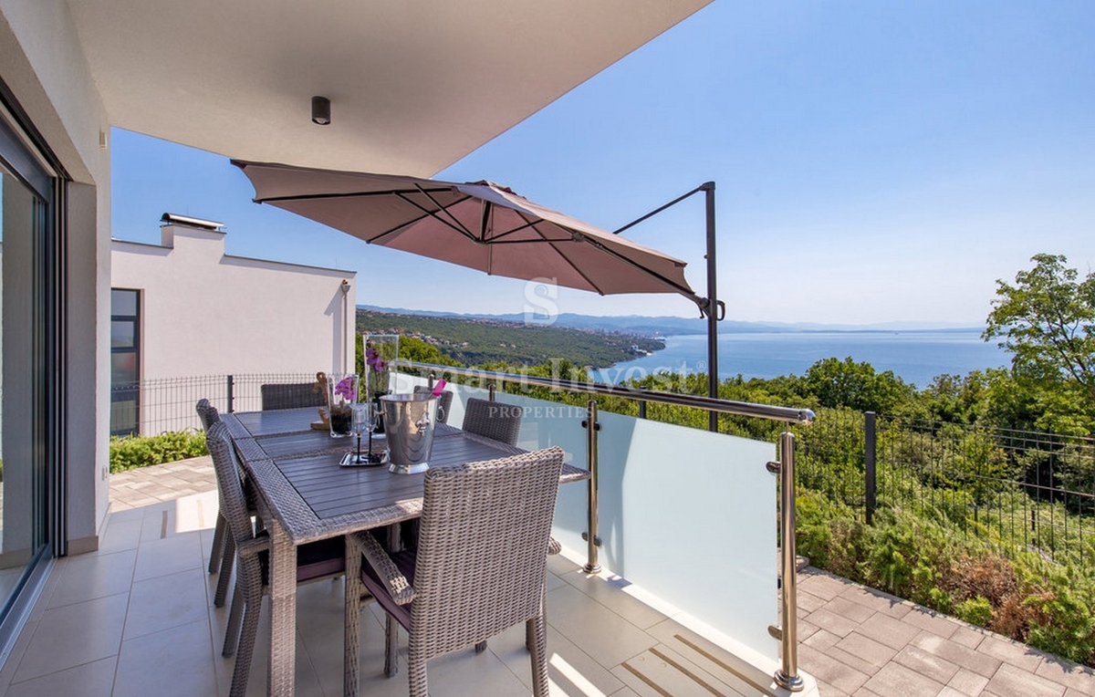 OPATIJA - POBRI, 4-sobno stanovanje s pogledom na morje in parkiriščem