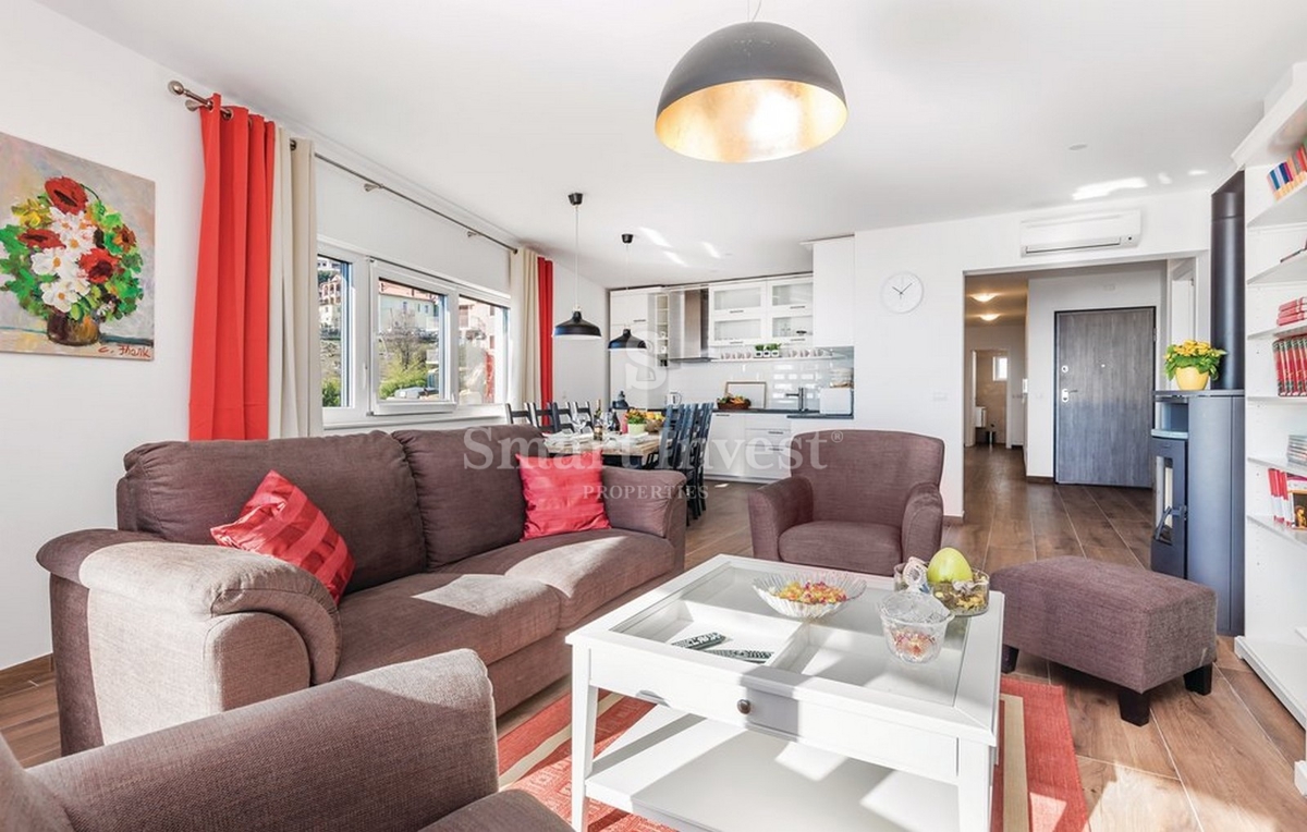 OPATIJA - POBRI, 4-sobno stanovanje s pogledom na morje in parkiriščem