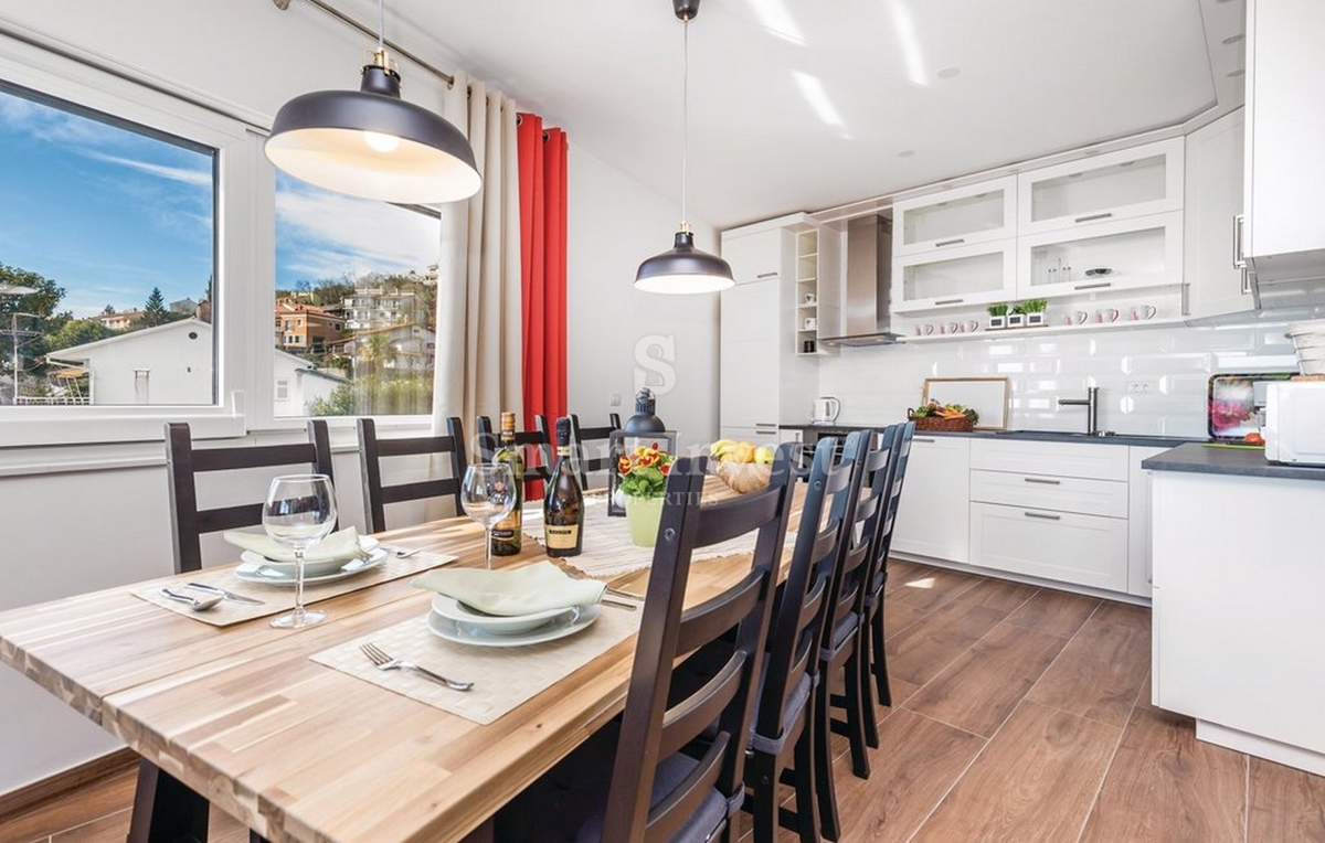 OPATIJA - POBRI, 4-sobno stanovanje s pogledom na morje in parkiriščem