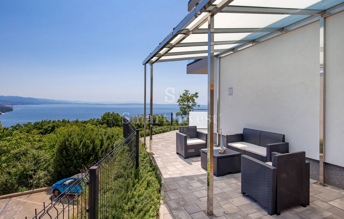 OPATIJA - POBRI, 4-sobno stanovanje s pogledom na morje in parkiriščem