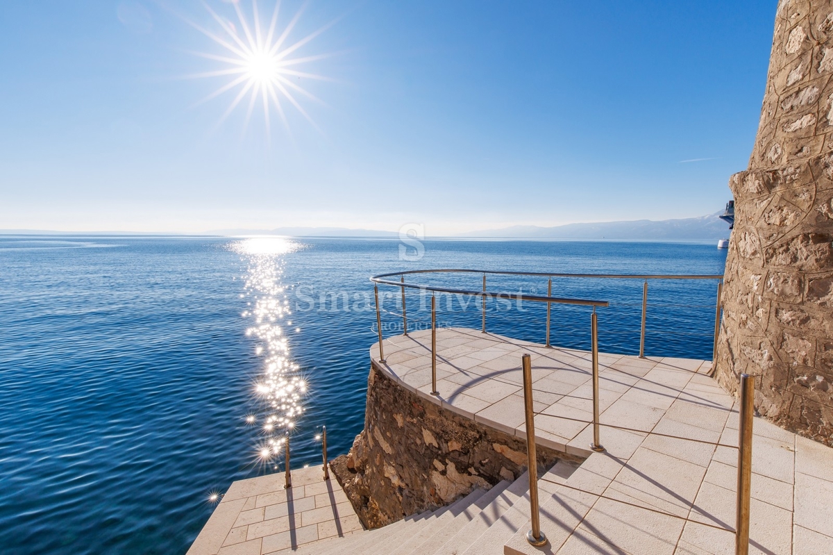 RIJEKA, EKSKLUZIVNA VILLA OB MORJU Z BAZENOM
